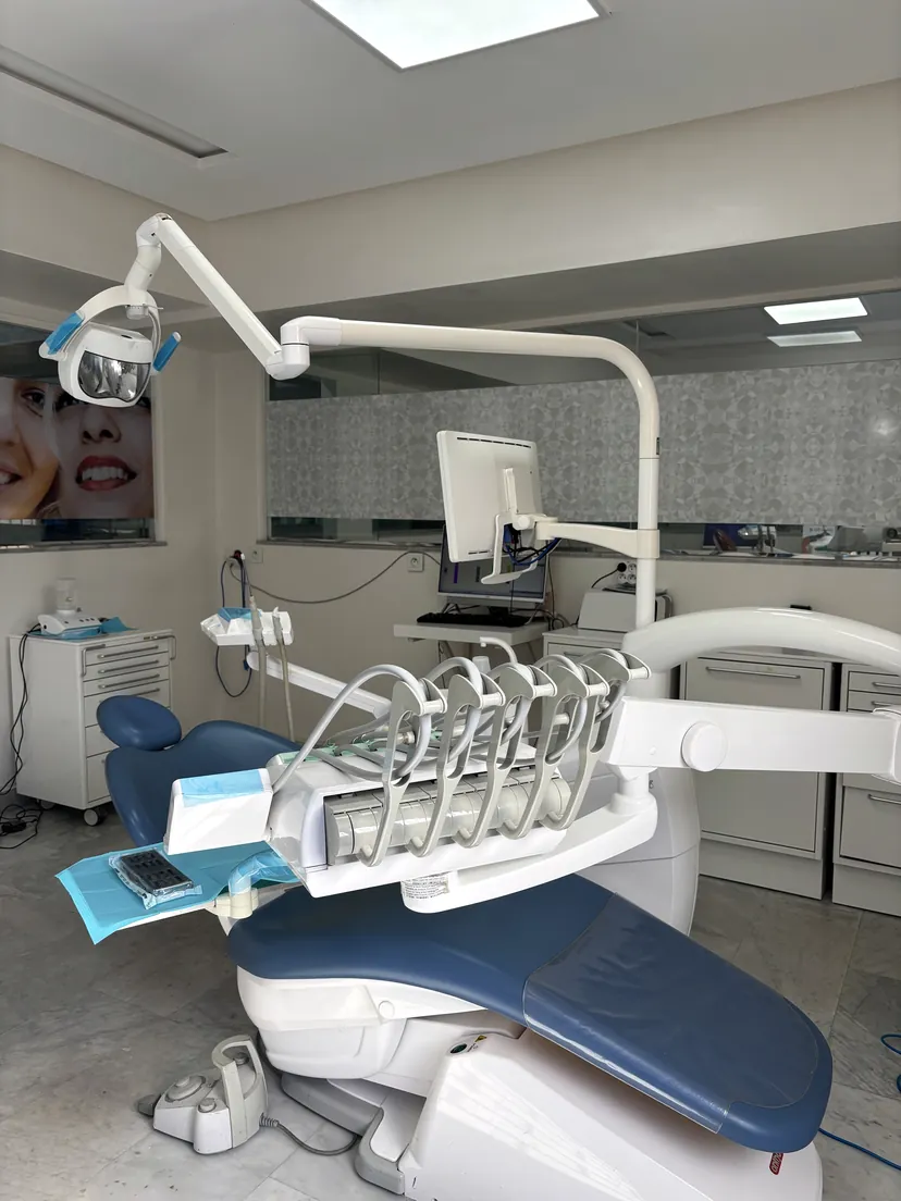 Salle de soins avec fauteuil bleu et écran