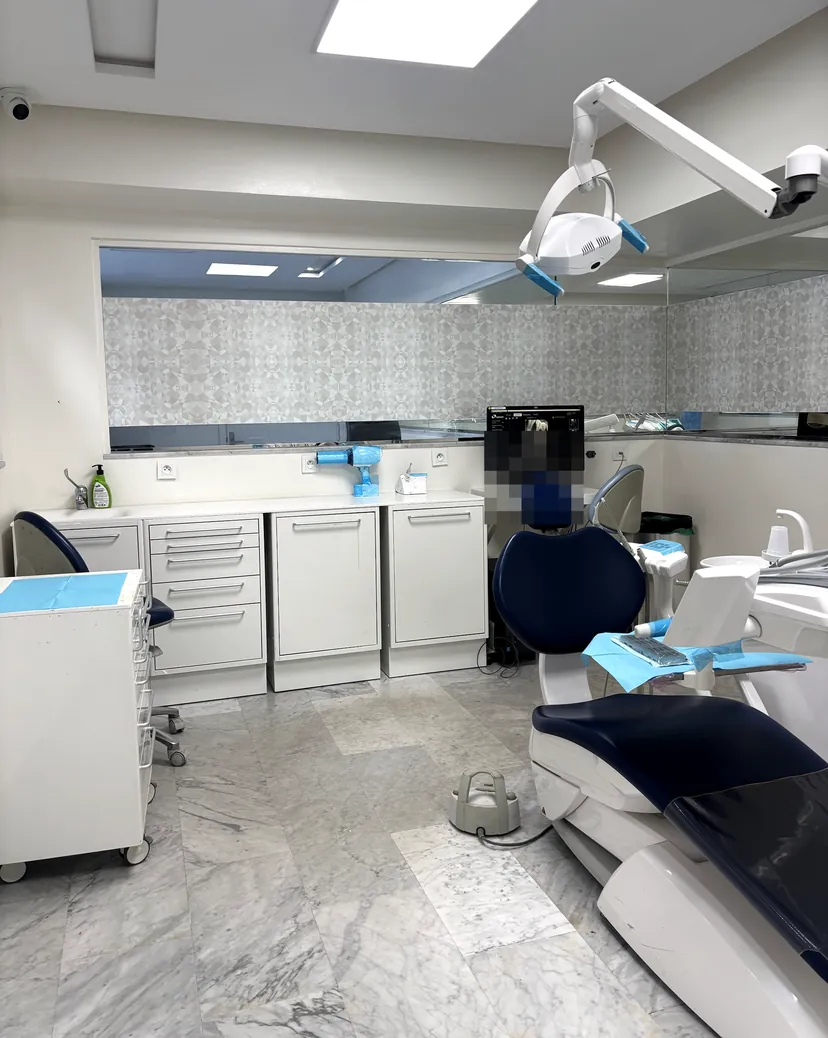 Salle de soins avec fauteuil et radiographie numérique